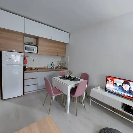 Center Chic, Urban Apartment *